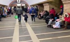 Ucraina, sfollati si rifugiano nella metropolitana di Kiev