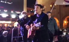 Ucraina: 'C'era un ragazzo', Morandi canta in piazza a Bologna - Video