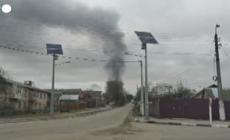 Ucraina, una colonna di fumo si alza dall'aeroporto di Gostomel