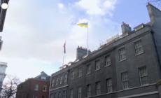 Ucraina, la bandiera sventola a Downing Street