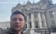 Ucraina, Zelensky: "Non credete alle fake news, non deporremo le armi" - Video