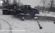 Ucraina, le immagini di un lanciarazzi russo distrutto fuori Kharkiv