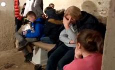 Ucraina, cittadini rifugiati in un seminterrato nella notte a Kiev