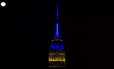 New York, l'Empire State Building illuminato con i colori della bandiera ucraina