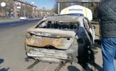 Ucraina, auto della polizia e un altro veicolo a fuoco a Kiev: morto un agente