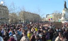 Ucraina, manifestanti si radunano a Parigi per protestare contro la guerra