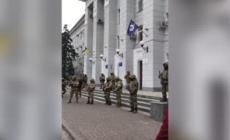 Ucraina, la folla grida contro l'esercito russo: "Andate a casa"