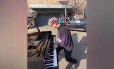 Un pianista suona "Imagine" davanti al consolato ucraino a Milano