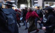 Carnevale: a Napoli carri, bande e maschere sfilano per il centro storico