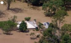 Australia, trova riparo dall'alluvione sul tetto di casa: salvato in elicottero