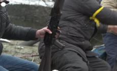 Ucraina, fuga da Kiev: cittadini cercano di attraversare un ponte distrutto