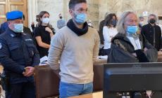 Uccise i genitori: Benno in aula viene richiamato dal giudice