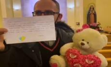 Ucraina, bimba di Perugia dona un peluche e consegna una lettera per i "bimbi della guerra"