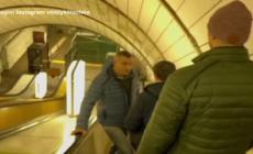 Ucraina, il sindaco di Kiev visita le persone rifugiate nella metropolitana