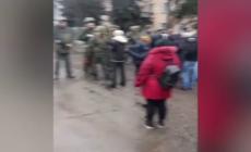 Cittadini scandiscono "Ucraina, Ucraina" davanti ai militari russi a Novopskov
