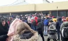 Ucraina, il treno di chi va a combattere: "Non ci arrenderemo"