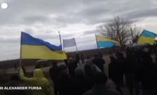 Ucraina, Chaplynka: i soldati russi sparano in aria per disperdere i manifestanti