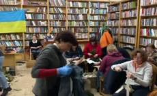 Ucraina, nella biblioteca di Leopoli si cuciono mimetiche