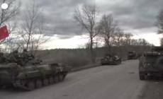 Ucraina, su un carro armato russo sventola la bandiera sovietica