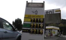 Taglio tasse su benzina, spinta in decreto bollette