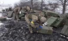 Ucraina, l'esercito raccoglie le munizioni di un carrarmato russo distrutto