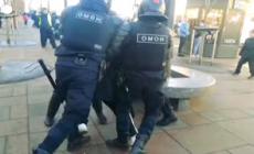 Ucraina, a San Pietroburgo la polizia arresta i manifestanti contro la guerra