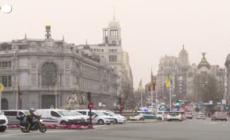 Spagna, Madrid ricoperta da uno strato di sabbia arancione proveniente dal Sahara