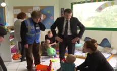 Ucraina, Macron visita un centro d'accoglienza per rifugiati ad Angers