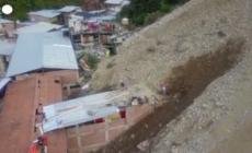 Perù, si stacca un pezzo delle Ande: case ricoperte dalla frana, persone intrappolate - Video