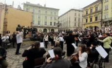Ucraina: Leopoli, un concerto in piazza per aiutare la popolazione
