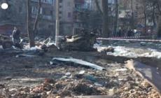Ucraina, Kiev: bombardato edificio residenziale nel quartiere di Podil, un morto