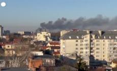 Ucraina, bombardamento russo a Leopoli: l'enorme colonna di fumo sulla città