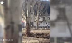 Ucraina, "passeggiata" a Mariupol fra case incendiate e auto semi-distrutte