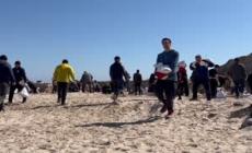 Ucraina, volontari sulla spiaggia di Odessa riempiono sacchi di sabbia per le protezioni