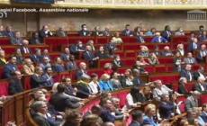 Ucraina, Parlamento francese in piedi per accogliere Zelensky