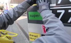 Scatta il taglio di 30 centesimi, benzina a livelli pre-guerra