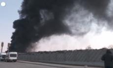 Kiev, enorme nuvola di fumo si alza dal deposito di carburante colpito dai russi