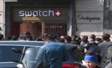 Moonwatch mania, a Napoli in fila dalla notte al negozio Swatch