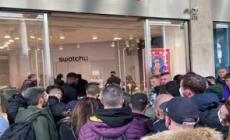 Moonwatch mania a Torino, tutti in coda davanti alla Swatch