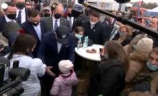 Il presidente degli Stati Uniti abbraccia i rifugiati ucraini in Polonia