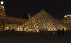 Parigi, Tour Eiffel e Louvre a luci spente per l'ora della Terra