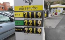Con calo carburante il pieno degli italiani sale di 9 miliardi