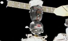 La Soyuz si e' sganciata dalla Iss, a bordo due russi e un americano