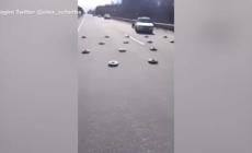 Mine in autostrada vicino Kiev: le auto costrette allo slalom - Video