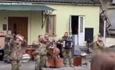 Ucraina, i soldati ucraini suonano musica dal vivo nei teatri di guerra