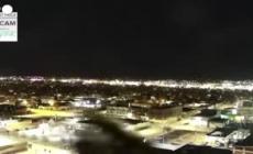 Indovina chi e'? In Montana un gufo curioso da' una sbirciatina alla telecamera