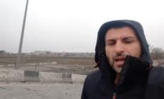 Ucraina, in viaggio verso Borodyanka: ponte distrutto, si passa dalla foresta