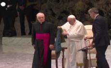 Il Papa mostra una bandiera da Bucha insieme ai bambini ucraini
