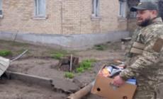 Ucraina, Gostomel: i militari portano viveri nella casa di un'anziana