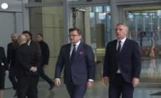 Ucraina, Kuleba alla Nato: "Ho tre richieste, armi, armi, armi"